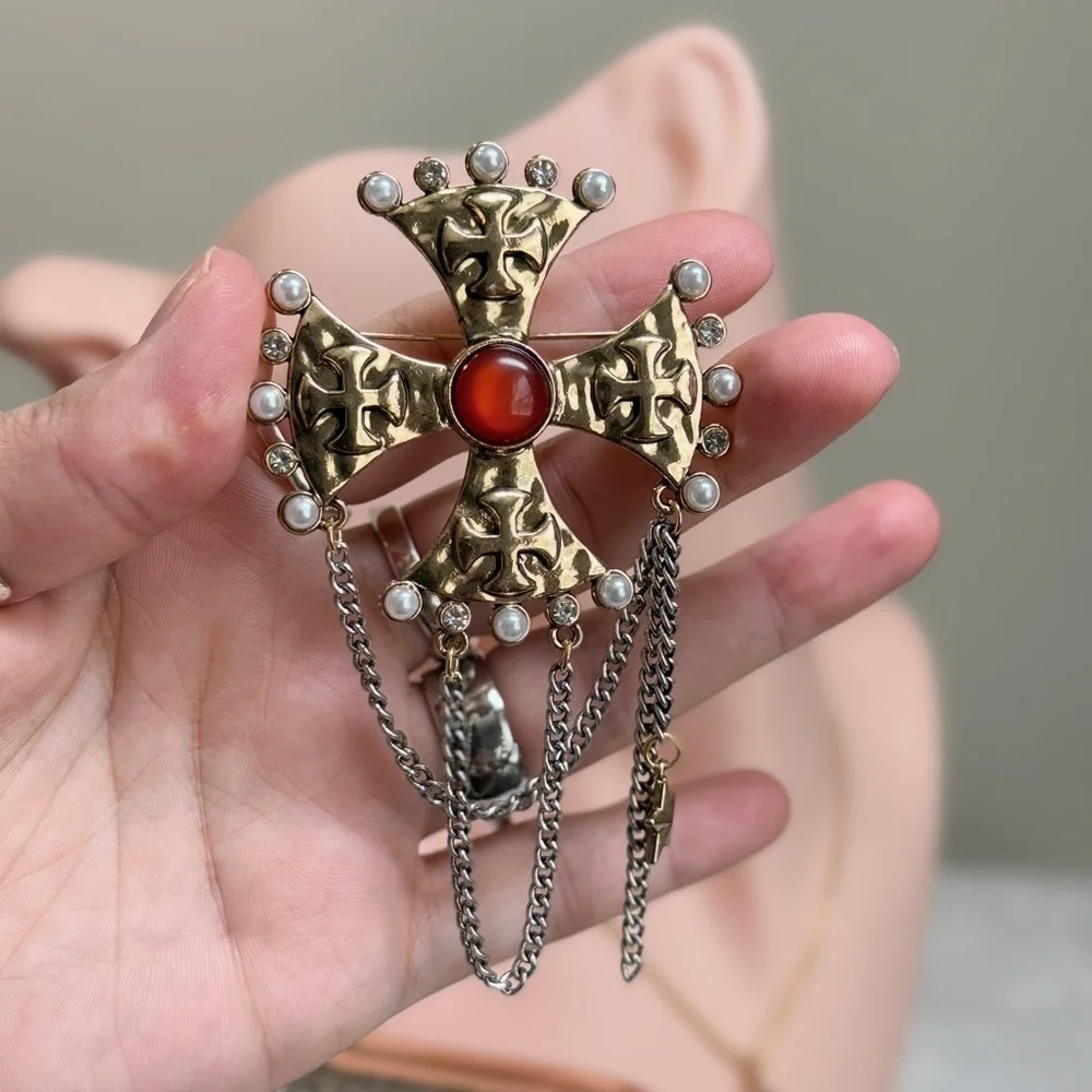 ⚜️ Vintage Style | Gold and Pearl Accents Cross Brooch